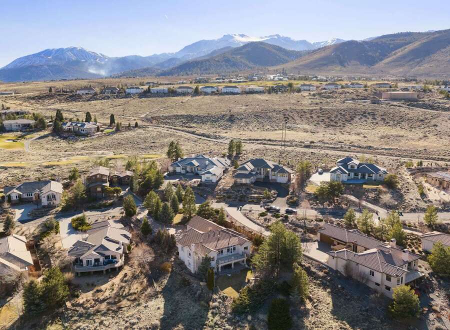 Discover luxury living in this stunning property, boasting breathtaking mountain views and a prime location.