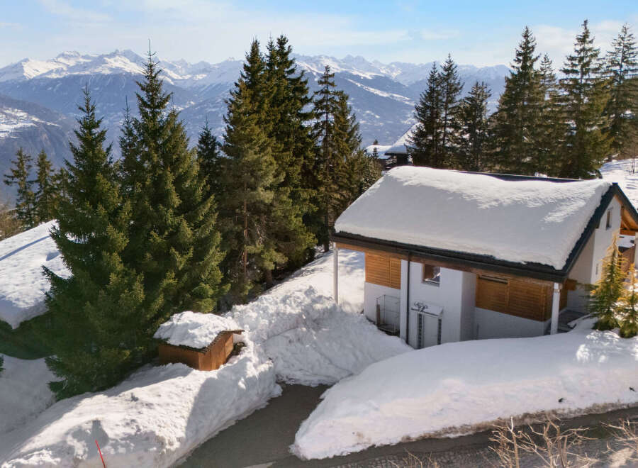 Discover a stunning mountain retreat nestled amidst the breathtaking Swiss Alps.