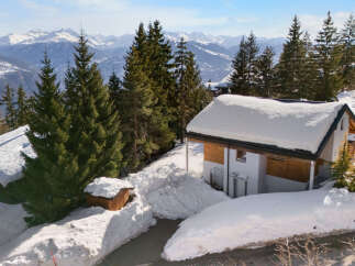 Discover a stunning mountain retreat nestled amidst the breathtaking Swiss Alps.