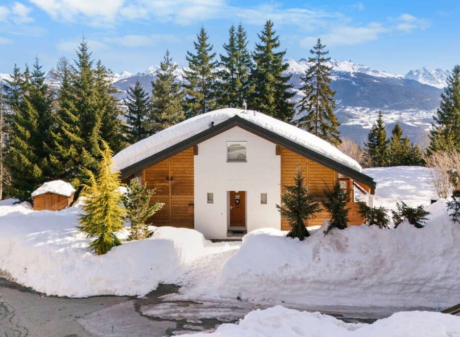 Discover the charm of this stunning chalet nestled in a picturesque winter wonderland.