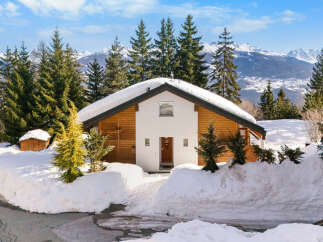 Discover the charm of this stunning chalet nestled in a picturesque winter wonderland.