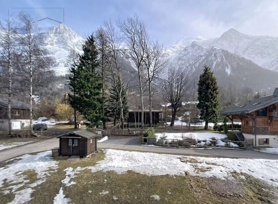 Discover a charming property nestled in a picturesque mountain setting.