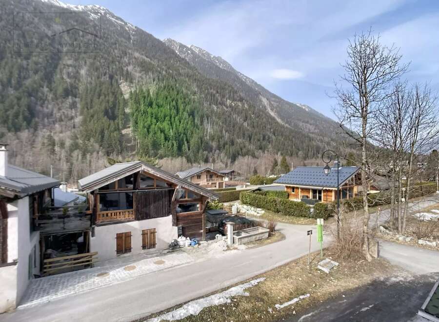Discover the charm of this stunning mountain property, nestled in a picturesque setting.