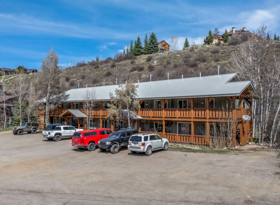 Discover a charming mountain retreat with this stunning property.