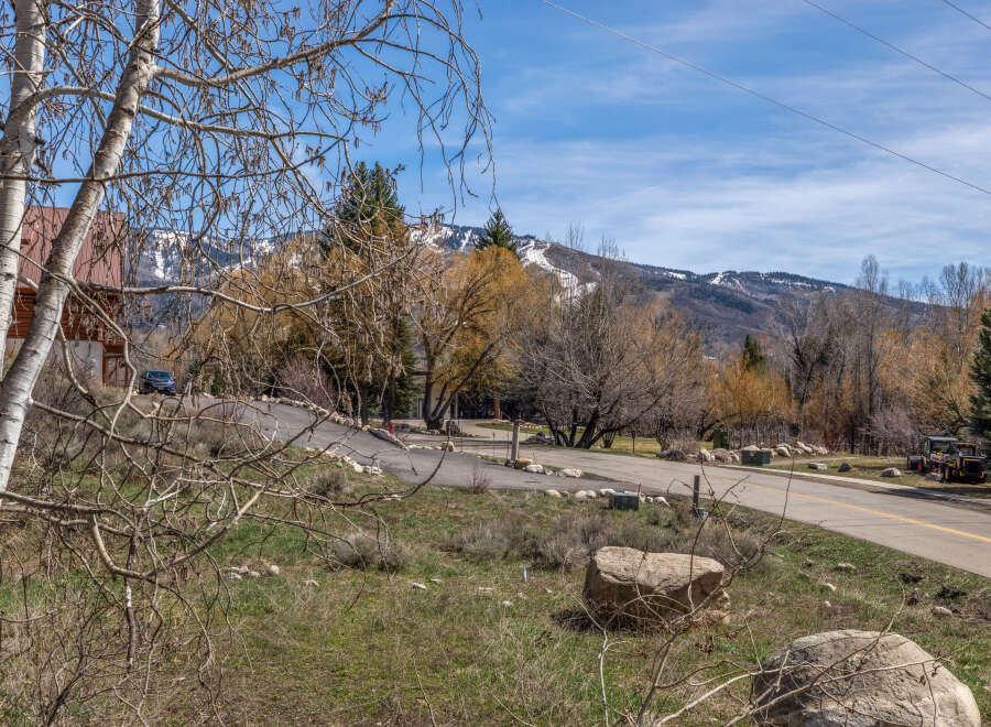 Discover the charm of this property, nestled in a serene location with stunning mountain views.