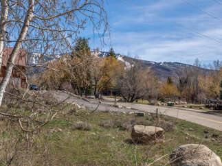 Discover the charm of this property, nestled in a serene location with stunning mountain views.