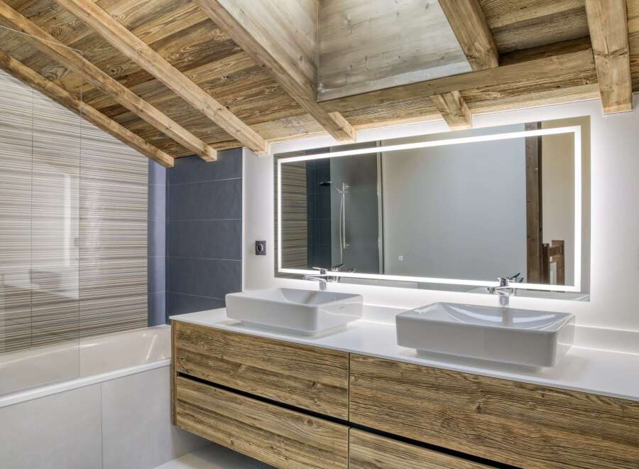 This stunning bathroom boasts a rustic charm with its wooden ceiling and cabinetry, creating a warm and inviting atmosphere.