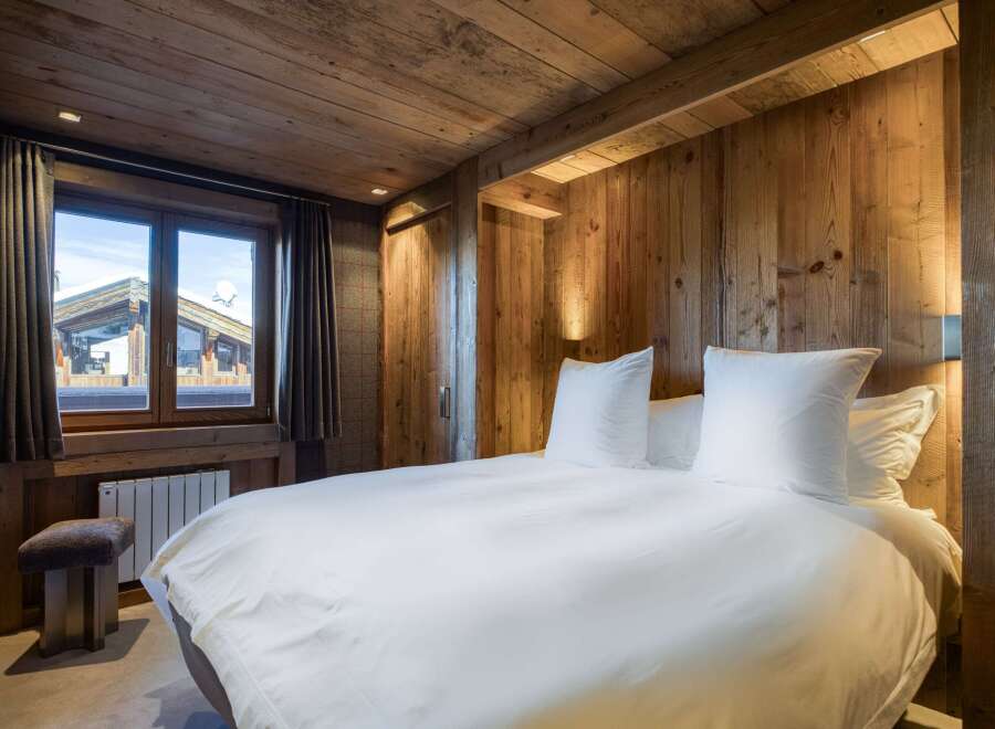 Experience the epitome of alpine luxury in this stunning bedroom.
