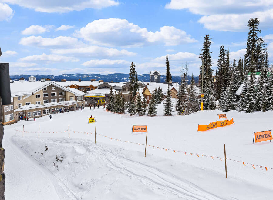 Experience the ultimate winter getaway in this stunning ski resort! This property boasts breathtaking mountain views and direct access to the slopes, perfect for avid skiers and snowboarders.