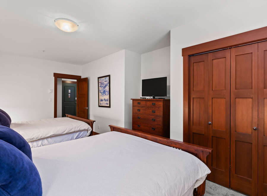 This inviting bedroom features two comfortable beds, perfect for accommodating guests or family.