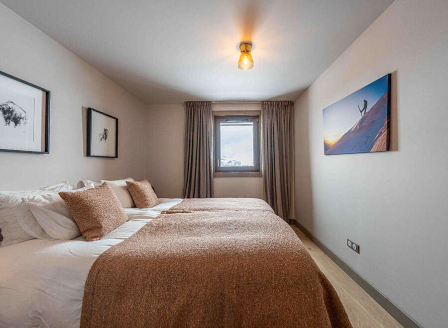 This cozy bedroom features two twin beds, perfect for a comfortable stay.