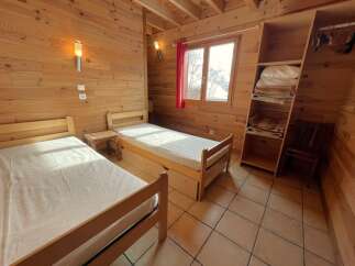 This cozy bedroom features two single beds, perfect for a comfortable stay.
