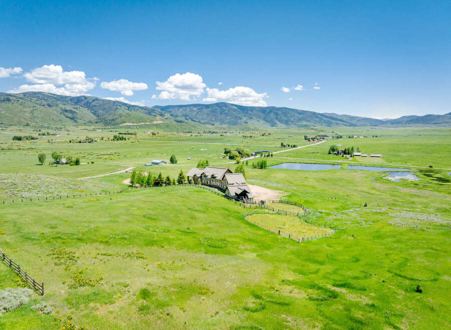 Discover your dream estate in this stunning property, nestled amidst rolling green hills and breathtaking mountain views.