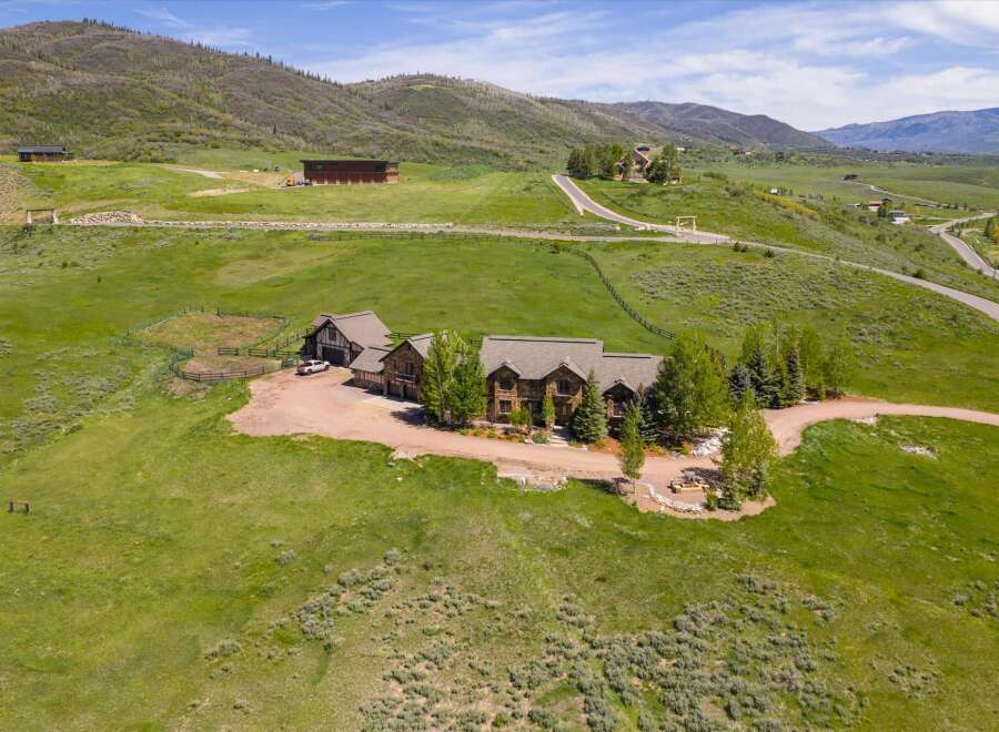 Discover this stunning mountain estate featuring a luxurious stone-clad main residence and a charming adjacent barn.