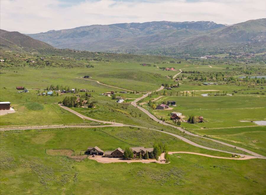 Discover this stunning property nestled in a picturesque valley, offering breathtaking mountain views and expansive green pastures.