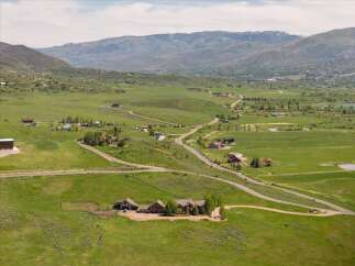Discover this stunning property nestled in a picturesque valley, offering breathtaking mountain views and expansive green pastures.