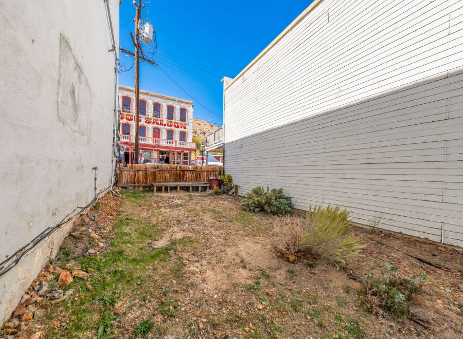 Discover the charm of this unique property, ideally situated in a prime location.
