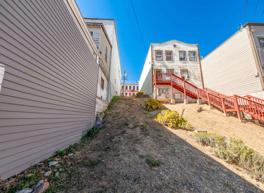 Discover this charming property featuring a unique architectural design and a prime location.
