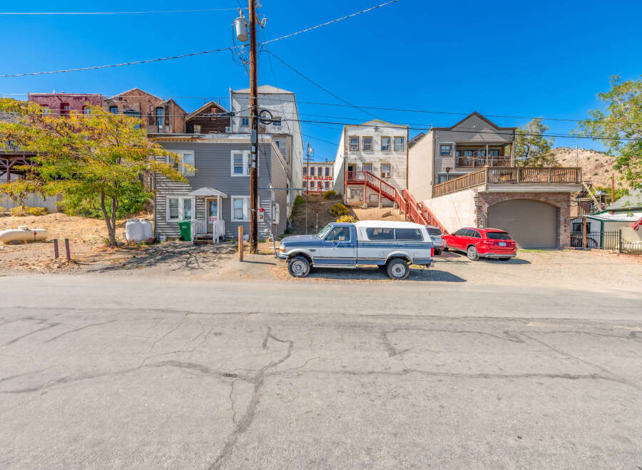 Discover the charm of this historic property, ideally situated in a picturesque setting.