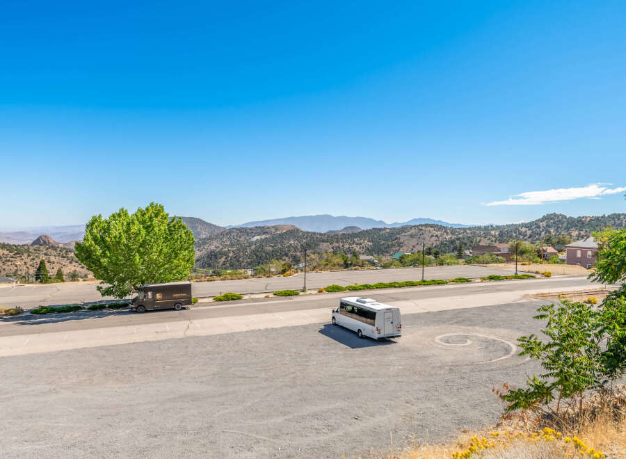 Discover the charm of this property, nestled in a scenic location with stunning views.