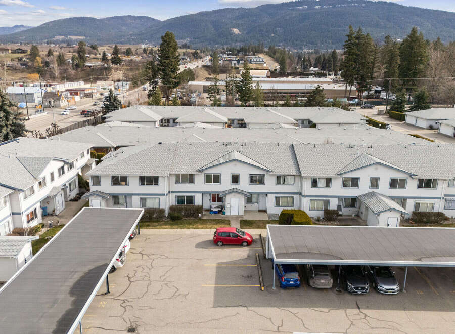 Discover this charming property featuring a row of townhouses with a modern design.