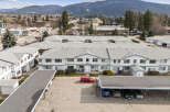 Discover this charming property featuring a row of townhouses with a modern design.