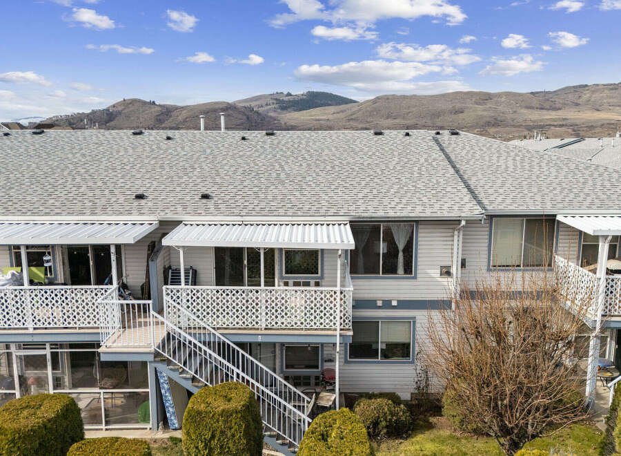 Discover this charming townhouse with stunning mountain views.