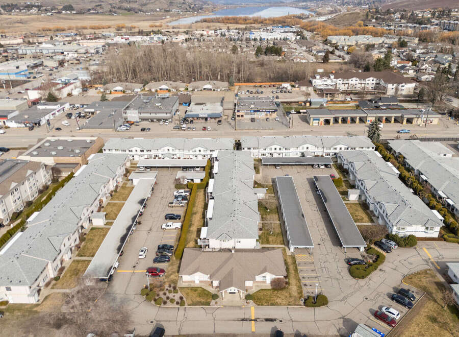 Discover a charming residential complex with well-maintained townhouses, offering a blend of comfort and convenience.