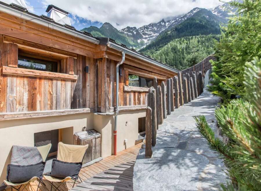 Discover the charm of this stunning wooden chalet nestled in the heart of the mountains.