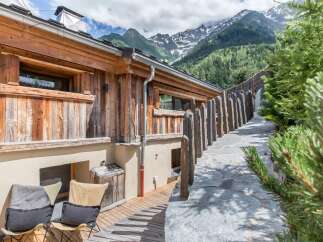 Discover the charm of this stunning wooden chalet nestled in the heart of the mountains.