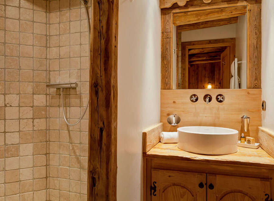 This rustic bathroom features a charming blend of natural elements.