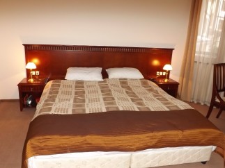 Relax in our comfortable hotel room, featuring a plush king-size bed with a luxurious comforter and crisp linens.
