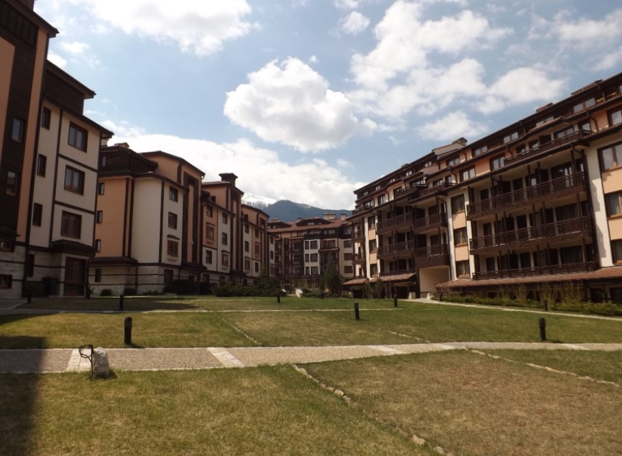 Discover luxurious mountain living in this stunning complex.