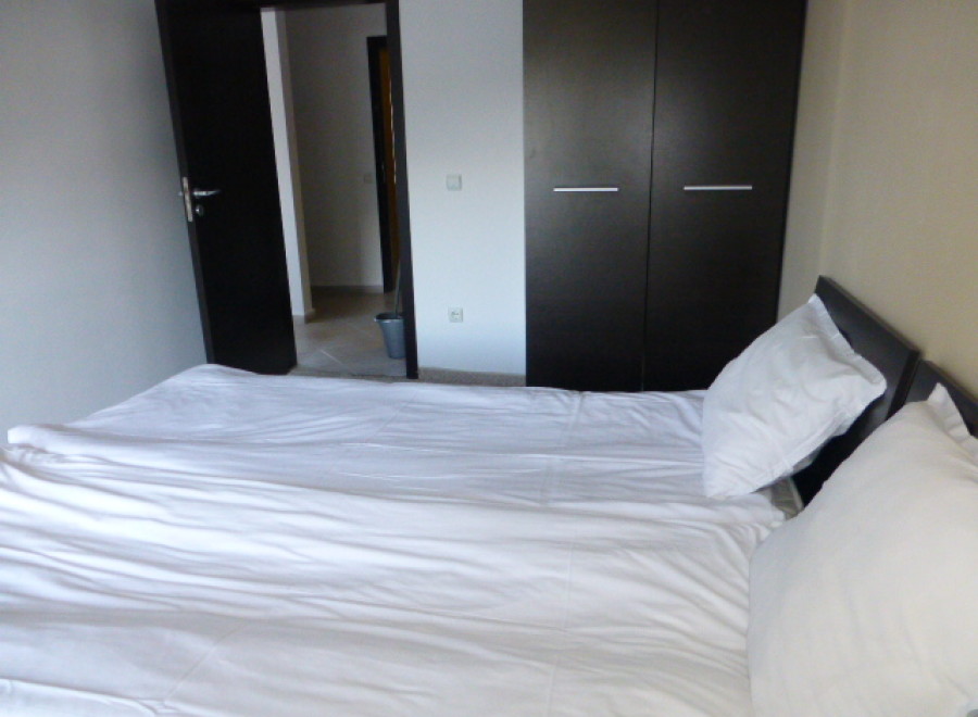 This cozy bedroom features a comfortable double bed with crisp white linens, perfect for a relaxing stay.