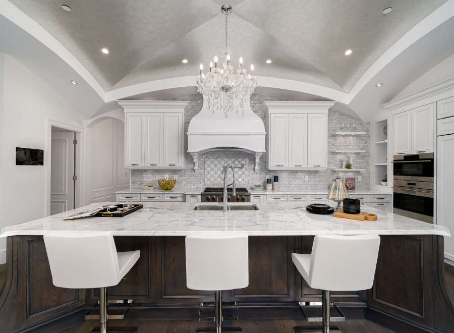 This stunning kitchen boasts a luxurious design with a large island, perfect for both cooking and entertaining.