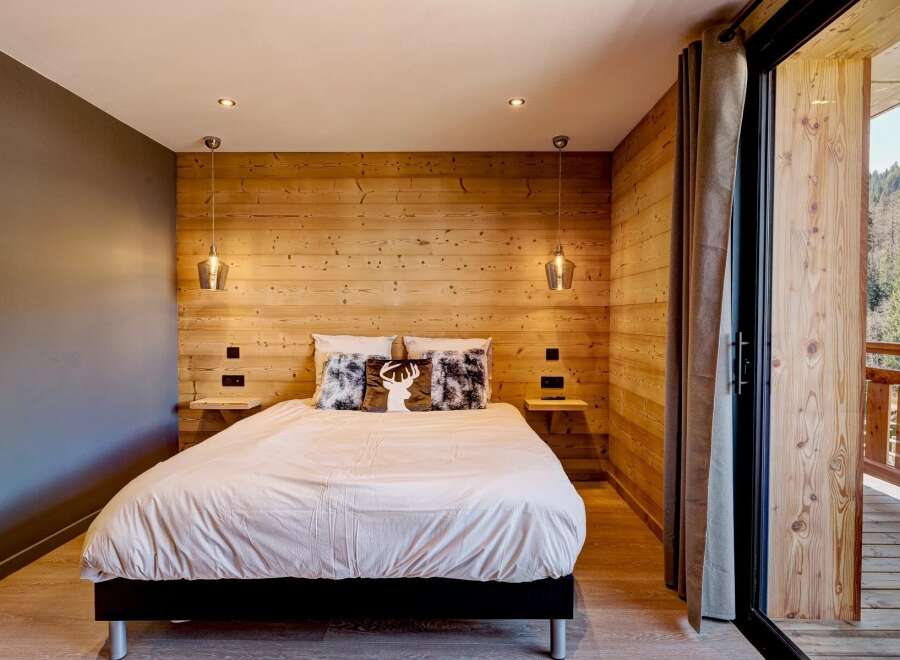 This cozy bedroom features a stunning wooden accent wall, creating a warm and inviting atmosphere.