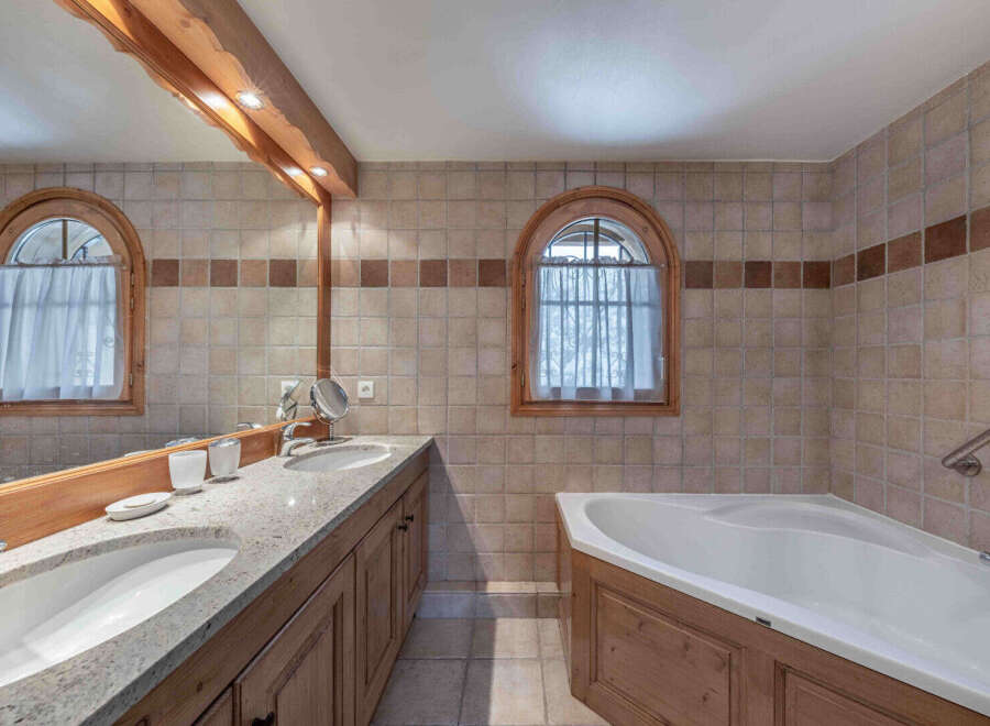 This stunning bathroom features a luxurious design with a double vanity and a relaxing bathtub.