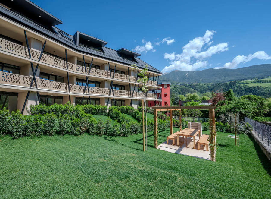 Discover luxury living in this stunning property, featuring modern architecture and breathtaking mountain views.