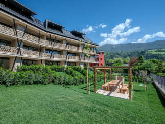 Discover luxury living in this stunning property, featuring modern architecture and breathtaking mountain views.