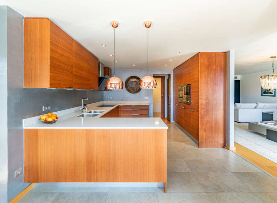 This stunning kitchen boasts modern design and high-end finishes, perfect for culinary enthusiasts.