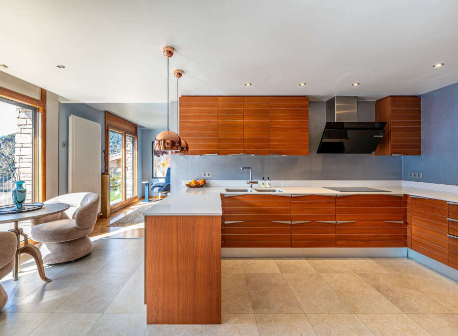 Discover modern elegance in this stunning kitchen.