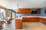Discover modern elegance in this stunning kitchen.