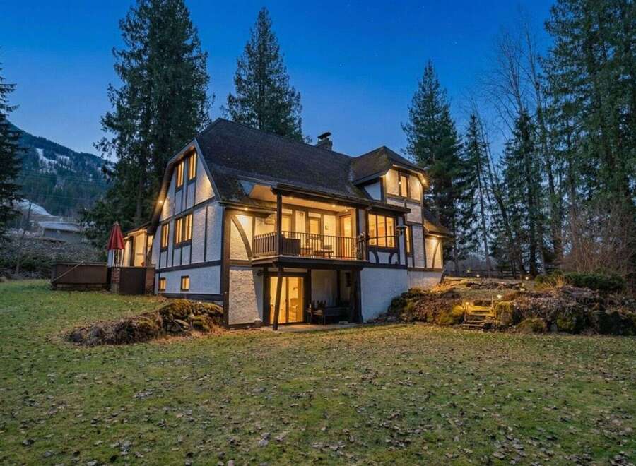 Discover the charm of this stunning property, boasting a unique architectural design and nestled in a serene, natural setting.