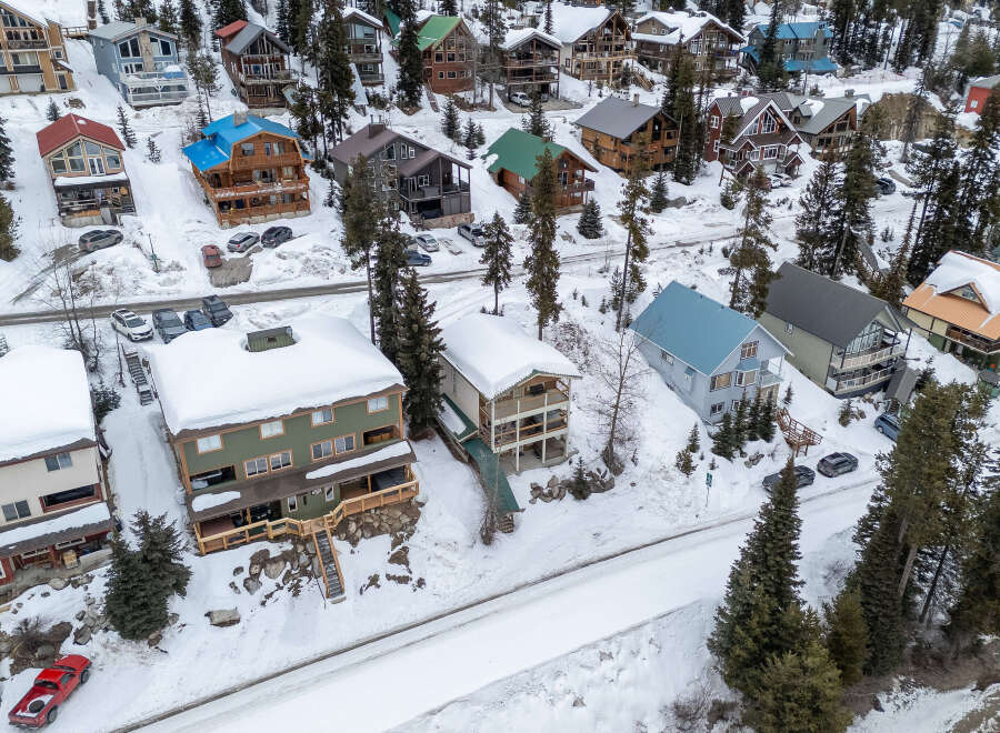 Discover a charming mountain retreat nestled in a snowy landscape, perfect for a cozy getaway.