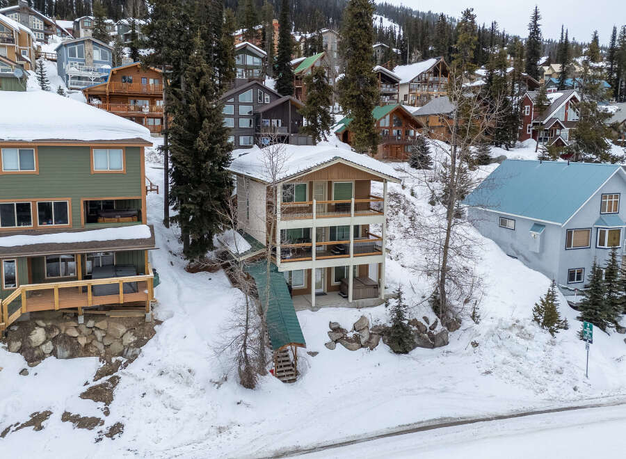 Discover the charm of this stunning mountain retreat! This property boasts multiple levels, offering ample space for relaxation and entertainment.