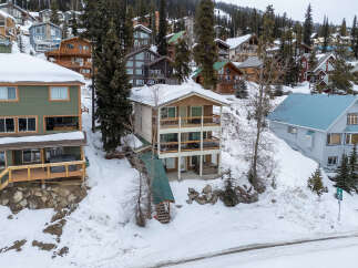 Discover the charm of this stunning mountain retreat! This property boasts multiple levels, offering ample space for relaxation and entertainment.