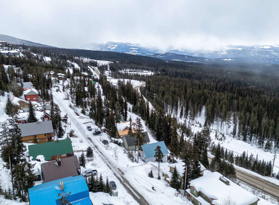 Nestled in a serene mountain landscape, this property offers a unique blend of natural beauty and modern comfort.