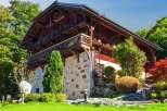 Discover a stunning chalet nestled in a picturesque setting, perfect for those seeking tranquility and luxury.
