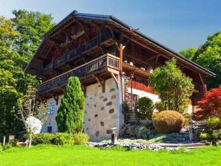 Discover a stunning chalet nestled in a picturesque setting, perfect for those seeking tranquility and luxury.