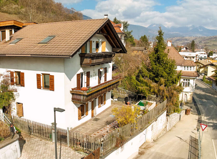 Discover this charming property featuring a classic design and a prime location.